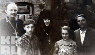 Семья Гундяевых на богомолье в Успенском Пюхтицком монастыре 
