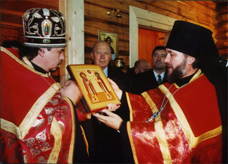 освящение  храма царя Николая II г. Никольское 2000г