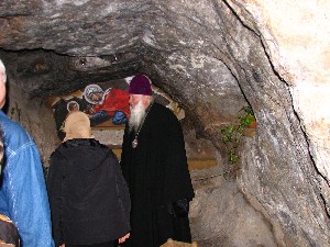 Пещера в которой скрывались Елисавета и младенец Иоанн. Фото 2006г 