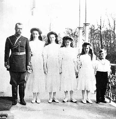  Великие княжны Ольга, Татьяна, Мария, Анастасия и цесаревич Алексей и Николай II 
1910 г