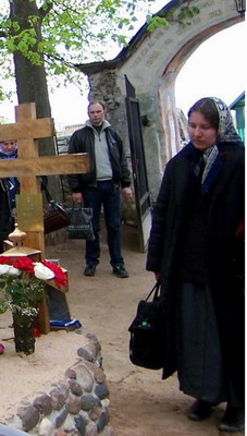  Лиза у могилы Николая Гурьянова 2006г