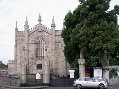 у закрытых ворот православного храма в Дублине