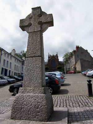 кельтский крест и собор за ним