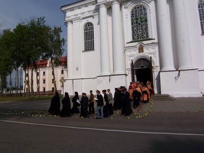 Выход из Успенского собора крестного хода