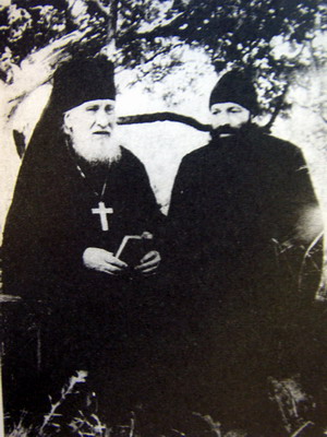 монах Иероним (Коваль) с послушником - будующим схиархимандритом Митрофаном